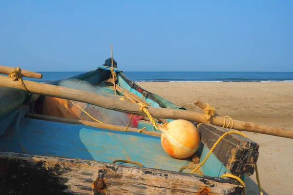 Bateau Pêche Bleu Dresse Sur Plage Face Mer Outil Pour — Photo