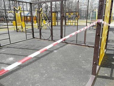 Sokaktaki spor sahası kapalı ve bantla çevrili. Koronavirüsün yayılmasını önlemek için karantina önlemleri. İnsanların kendini izole etmesi