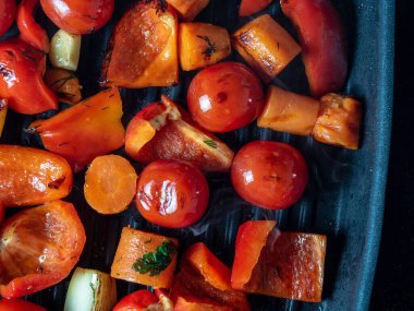 Tavada kızartılmış lezzetli sebzelerin üst görüntüsü. Sağlıklı gıda, vejetaryenlik ve uygun beslenme kavramı