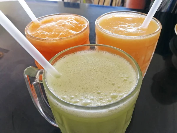 Primer Plano Tres Vasos Jugo Recién Exprimido Con Tubos Bebidas — Foto de Stock