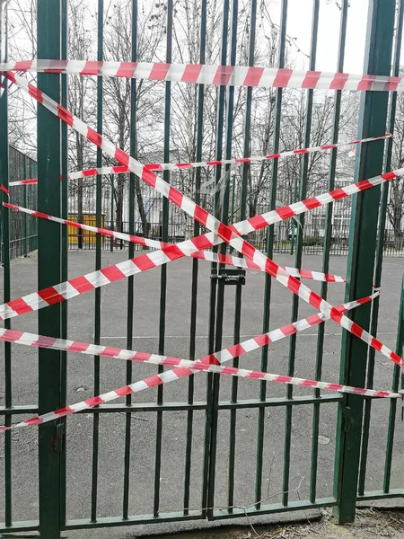 Puerta Metálica Cerró Con Una Cadena Puerta Está Atada Con — Foto de Stock