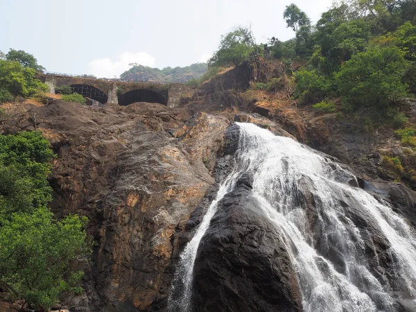 印度果阿邦的达赫萨加尔瀑布 印度最大的瀑布之一 位于热带雨林深处 一条铁路穿过瀑布 — 图库照片