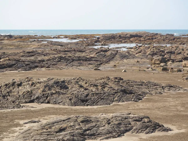 Kayalık bir deniz kıyısına sahip bir manzara. Tatil ve rahatlama kavramı