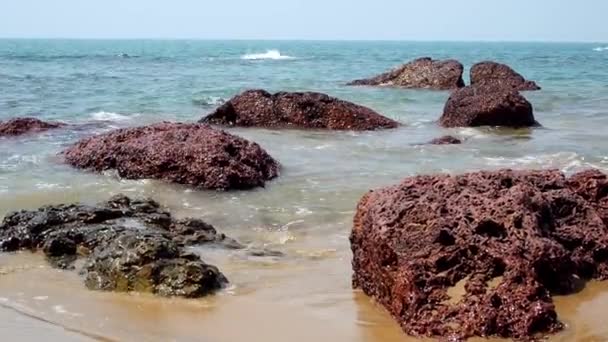 Deniz Manzaralı Plajlı Kırmızı Volkanik Kayalıklı Boş Zaman Seyahat Kavramı — Stok video