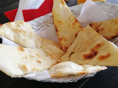 Tandoor 'da hazırlanan ve tereyağlı sarımsak ya da peynirle servis edilen geleneksel hindistancevizli ekmeğin kapağı.