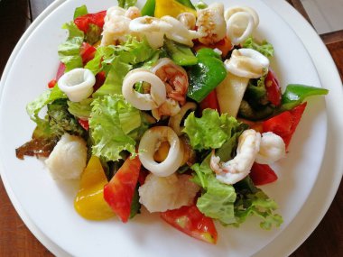 Karışık deniz ürünleri karidesi ve taze sebze salatası. Lezzetli ve sağlıklı yemekler.