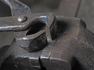 Paslı mengenenin üzerinde eski metal tel kesiciler var. Çalışma araçları kavramı