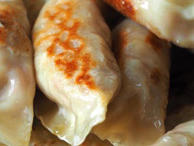 Çeşitli dolgulu kızarmış hamur köftelerinin yakın çekimi. Asya mutfağı, arka plan olarak kullanılabilir