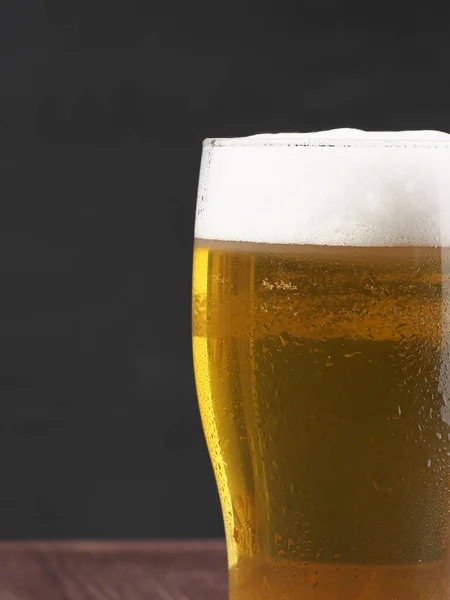 Крупним Планом Склянку Піни Пива Яскравий Освіжаючий Алкогольний Напій — стокове фото