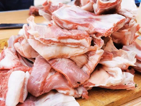 Trozos Carne Cruda Rodajas Apilados Antes Cocinar Cerca —  Fotos de Stock