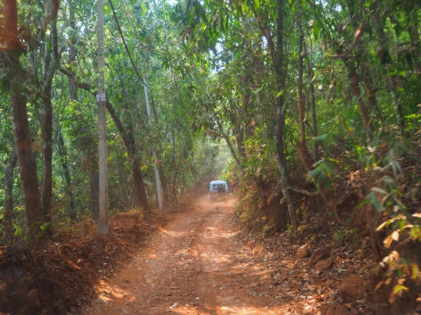 Uma Estrada Poeirenta Rochosa Que Atravessa Selva Condução Transfronteiriça — Fotografia de Stock