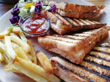 Ton balıklı sandviç. Bu bir Akdeniz ton balıklı sandviç. Kızarmış ve taze salata ve patates kızartmasıyla süslenmiş.