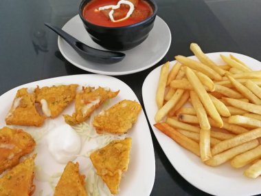 Domates çorbası, patates kızartması ve haşlanmış peynir.