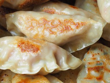 Çeşitli dolgulu kızarmış hamur köftelerinin yakın çekimi. Asya mutfağı, arka plan olarak kullanılabilir