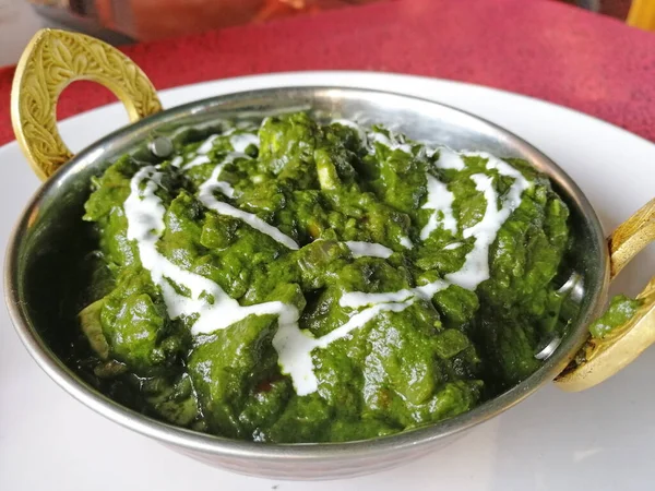 Hint vejetaryen paneer peyniri. Kalın bir ıspanak ezmesi ve çeşitli baharatlar. Kapat.