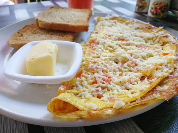 Ontbijt Van Spaanse Omelet Met Toast Boter Een Bord — Stockfoto