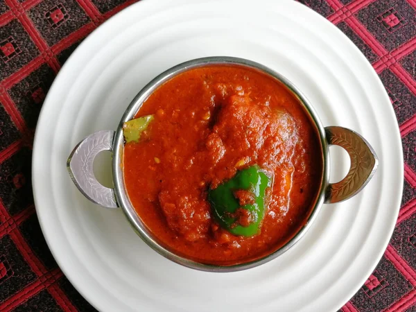 鸡肉Tikka Masala在白盘子里的Kadai 美味的辛辣印度菜 — 图库照片