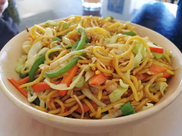 Bol Nouilles Aux Légumes Gros Plan Servi Dans Café Délicieux — Photo