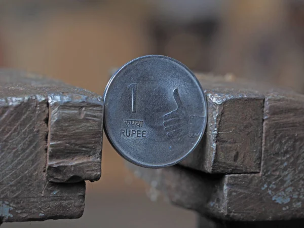 Moneda Rupia India Sujeta Una Empuñadura Metal Concepto Problemas Financieros — Foto de Stock