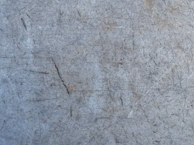 Paslanmış ve oksitlenmiş metal arka plan. Üzerinde çizikler ve çizikler olan eski metal bir panel. Bir doku olarak kullanılabilir