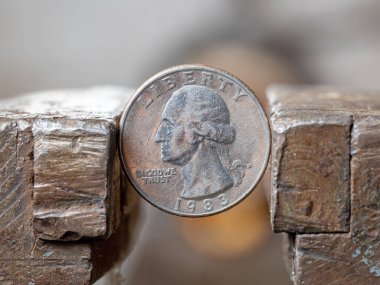 Metal mengeneye sıkıştırılmış dolar parası, yakın plan. Baskın altındaki para birimi ve ABD ekonomisi, mali sorunlar ve kriz kavramı