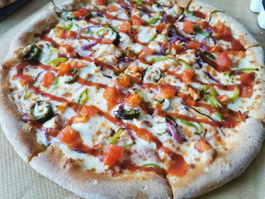 Lezzetli klasik Meksika pizzası et, biber, soğan, domates, biber ve peynirli. en üstteki görünüm