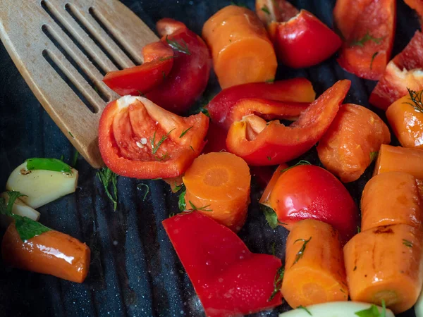 Friss Zöldségeket Serpenyőben Sütik Sárgarépa Édes Piros Paprika Vegetáriánus Egészséges — Stock Fotó