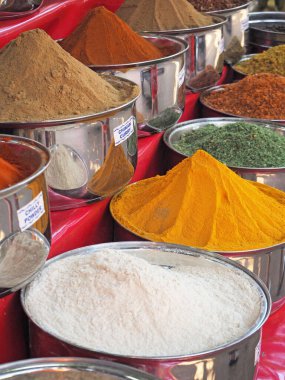 Satılık mavi kaselerde çeşitli baharatlar var. Hindistan 'ın Mirası