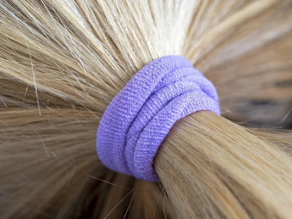 Faixa Elástica Roxa Seu Cabelo Loiro Pão — Fotografia de Stock