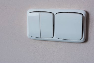 İki beyaz anahtarları