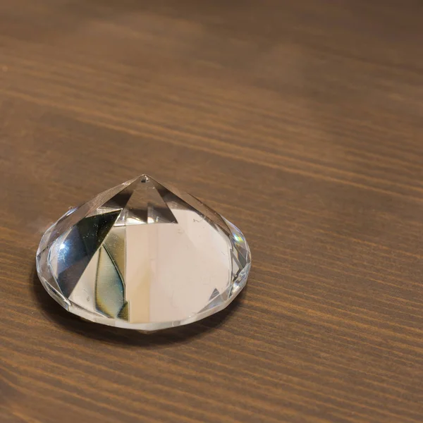 Glas smycken på bord — Stockfoto