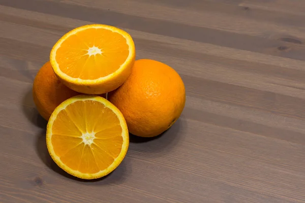 Oranje vruchten op tafel — Stockfoto