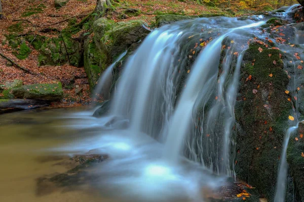 Cascade sur la rivière — Photo