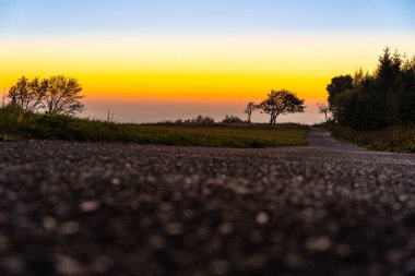 Orta Bohemya dağlarında renkli gündoğumu