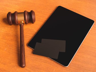 Yargıç Tokmak, tablet, kartvizit ahşap masa üzerinde 's. 3D çizim