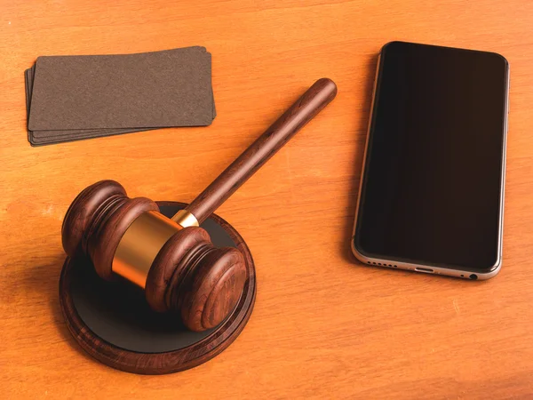 Domare: s ordförandeklubba, smartphone, visitkort på träbord. 3D illustration — Stockfoto