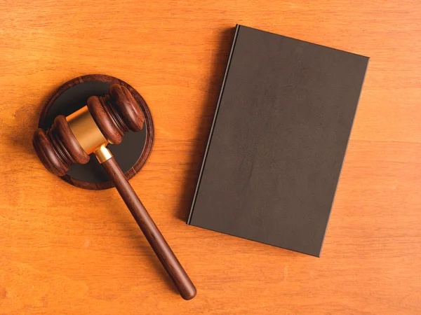 Martelletto del giudice sul tavolo di legno. Illustrazione 3D — Foto Stock