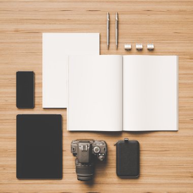 Ahşap arka plan üzerinde mockup kümesi. 3D çizim