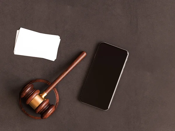法官的木槌，智能手机，在皮革衬底上制卡。3d 图 — 图库照片