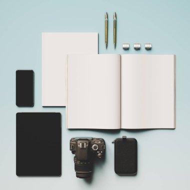 Turuncu arka plan boş dergi. 3D çizim