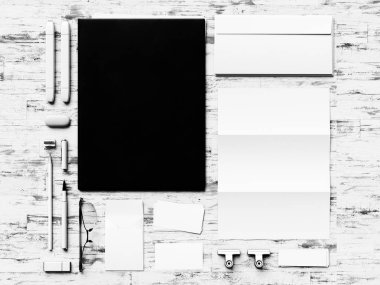 Kimlik öğeleri vintage ahşap arka plan üzerinde siyah ve beyaz boş