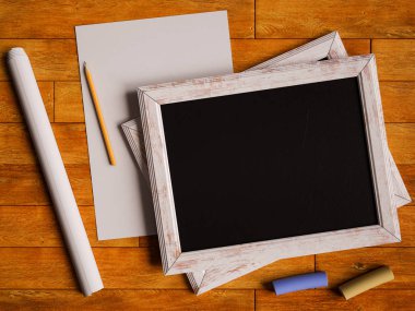 Kara tahta ve ahşap masa üzerinde renkli mangası. 3D çizim