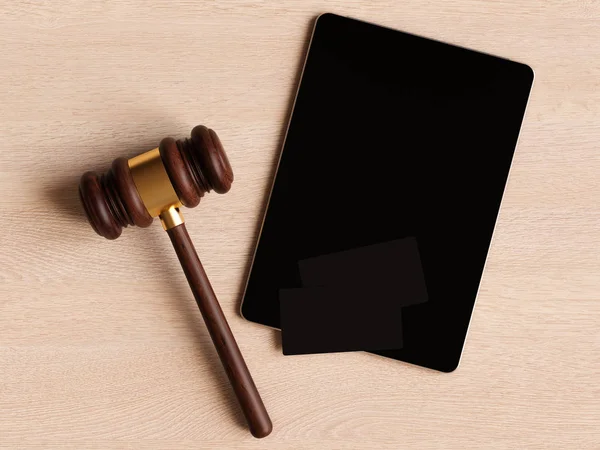 Domare: s ordförandeklubba, tablett, visitkort på träbord. 3D illustration — Stockfoto