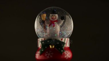 kar küresi ile kardan adam içinde