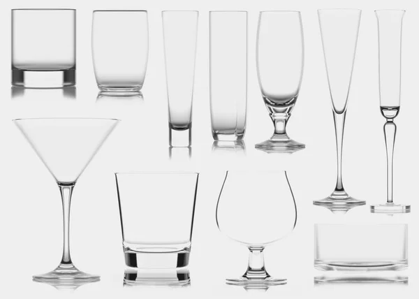 Tazza di vetro isolata. Illustrazione 3D. Bianco e nero — Foto Stock