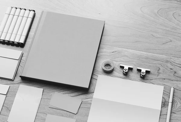 Escena de maqueta de papelería de marca en blanco y negro. Ilustración 3D — Foto de Stock