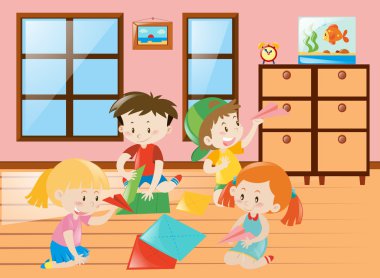 Dört çocuk grubunda uçak kağıt katlama