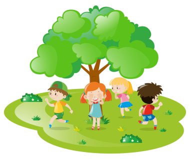 Çocuklar oynarken parkta saklambaç