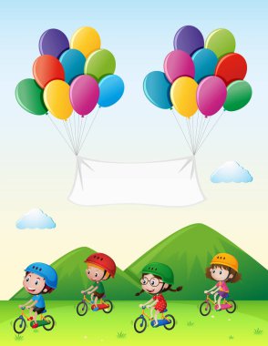 Dört çocuk parkta Bisiklete binmek