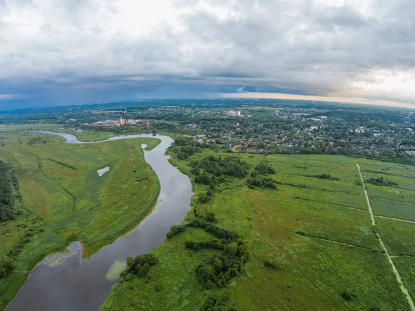 Yükseklik Mologa Nehri'nin ve kasaba Maksatikha görünümünden